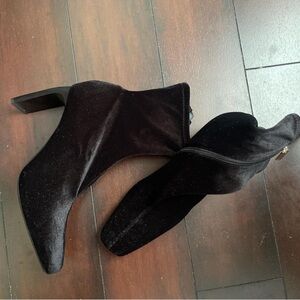 Chic Black Velvet Heeled Boots